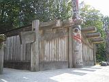 2004-07-15.anthropology_museum.house.totem_pole.1.vancouver.ca.jpg
