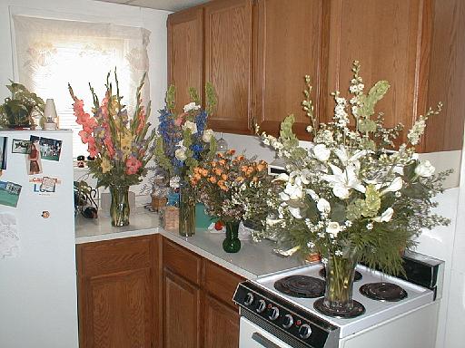 2001-08-26.wedding.kevin-nessa.engagement.flowers.kitchen.4.plymouth.mi.us 