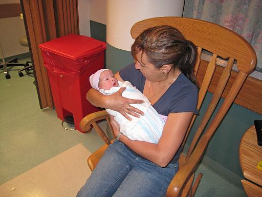 2007-07-25.portrait.hospital.baby_newborn.01.denise-ronan-snyder.southfield.mi.us 