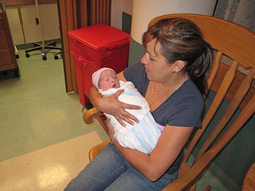 2007-07-25.portrait.hospital.baby_newborn.02.denise-ronan-snyder.southfield.mi.us 