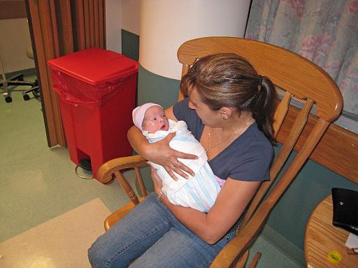 2007-07-25.portrait.hospital.baby_newborn.03.denise-ronan-snyder.southfield.mi.us 