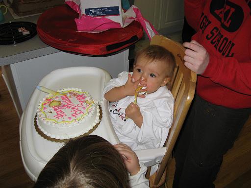 2006-11-19.seren.1yr_birthday.cake.15.seren-snyder.livonia.mi.us 