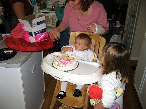 2006-11-19.seren.1yr_birthday.cake.17.seren-snyder.livonia.mi.us 