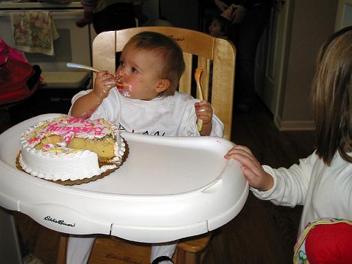 2006-11-19.seren.1yr_birthday.cake.18.seren-snyder.livonia.mi.us 
