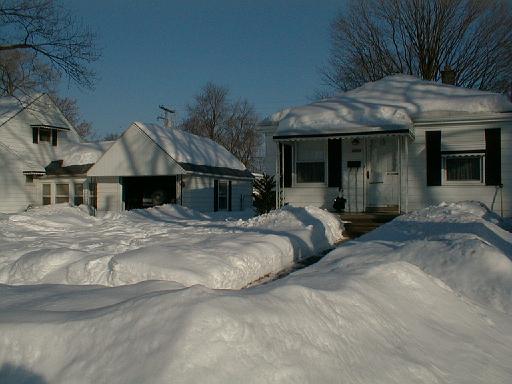 1999-01-17.winter.yard_front.joe-annette.1.redford.mi.us 