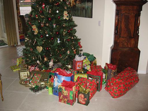 2006-12-25.opening_presents.3.christmas.venice.fl.us 