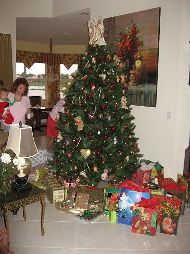 2006-12-25.opening_presents.4.christmas.venice.fl.us 