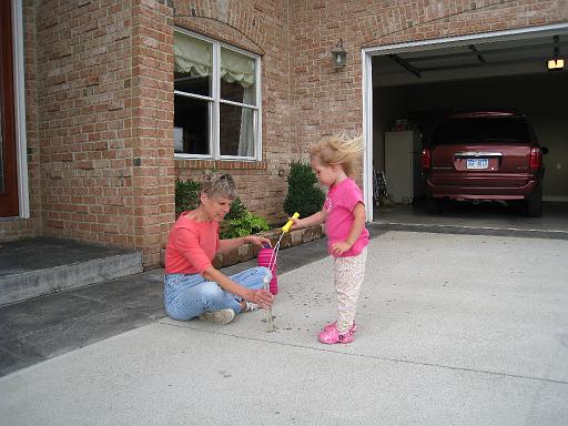 2008-06-30.playing.bubbles.02.seren-sandy-snyder.richmond.ky.us 
