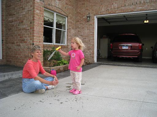 2008-06-30.playing.bubbles.07.seren-sandy-snyder.richmond.ky.us 