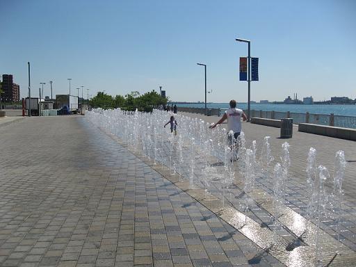2007-07-07.splash_fountain.01.detroit_river_walk.mi.us 