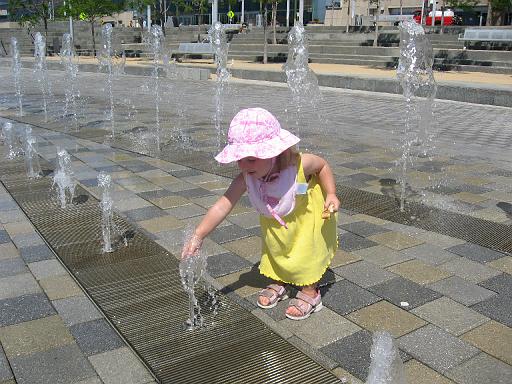2007-07-07.splash_fountain.02.seren-snyder.detroit_river_walk.mi.us 