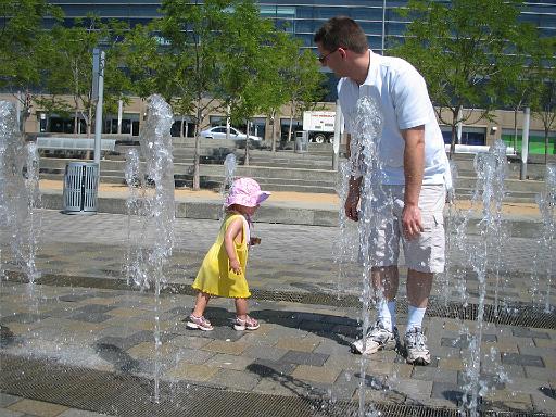 2007-07-07.splash_fountain.03.kevin-seren-snyder.detroit_river_walk.mi.us 