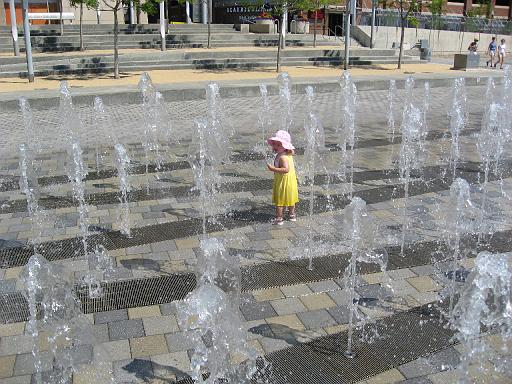 2007-07-07.splash_fountain.03.seren-snyder.detroit_river_walk.mi.us 