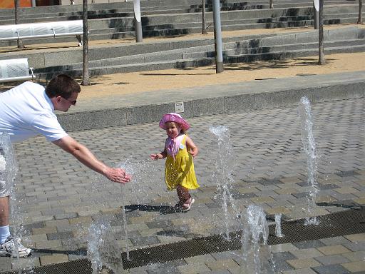 2007-07-07.splash_fountain.05.kevin-seren-snyder.detroit_river_walk.mi.us 