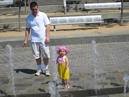 2007-07-07.splash_fountain.07.kevin-seren-snyder.detroit_river_walk.mi.us 