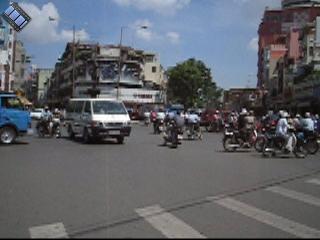 2004-07-06.average_street_crossing.1.fav.video.320x240-6.5meg.saigon.ho_chi_minh.vn 