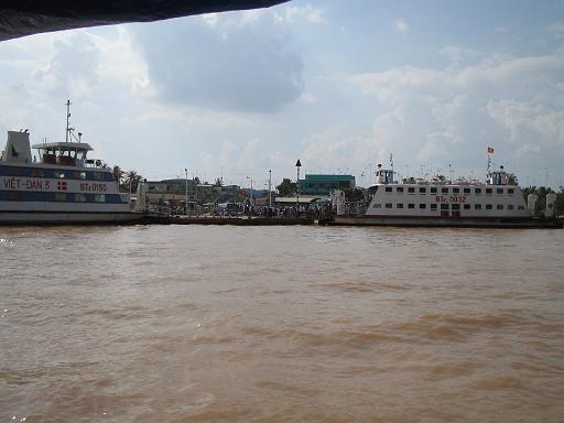 2004-07-05.mekong_delta.ferry_dock.1.my_tho.vn 