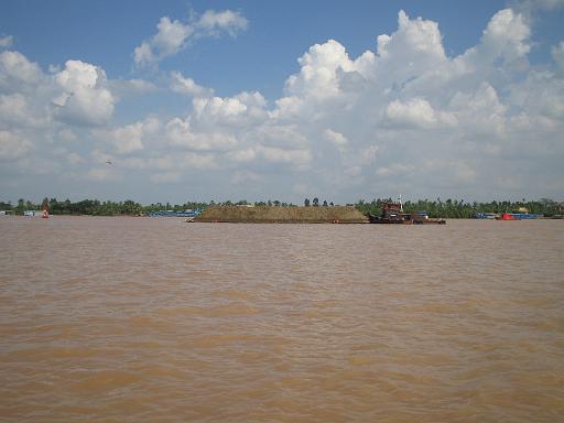 2004-07-05.mekong_delta.sand_barge.2.my_tho.vn 