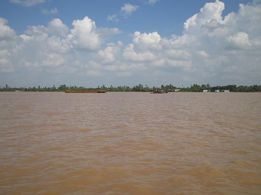 2004-07-05.mekong_delta.sand_barge.empty.my_tho.vn 