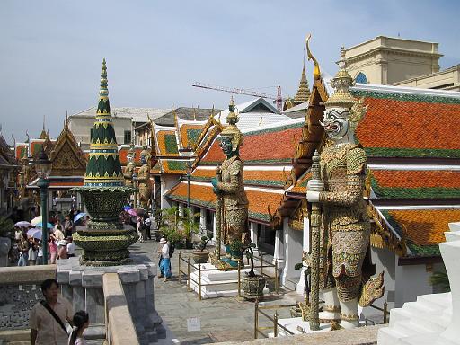 2004-07-09.grand_palace.temple.emerald_budda.guards.1.fav.bangkok.th 