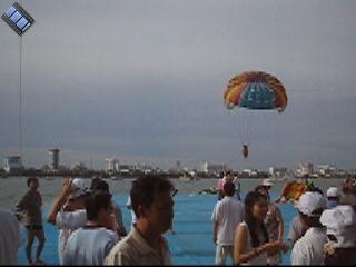 2004-07-10.parasailing.1cycle.fav.video.320x240-6.9meg.pattaya.th 