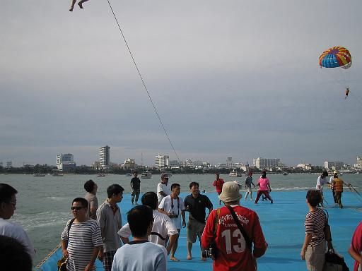 2004-07-10.parasailing.2.pattaya.th 