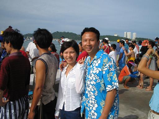 2004-07-10.parasailing.dan-michelle.in_line.fav.pattaya.th 