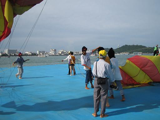 2004-07-10.parasailing.dan-michelle.walking.fav.pattaya.th 