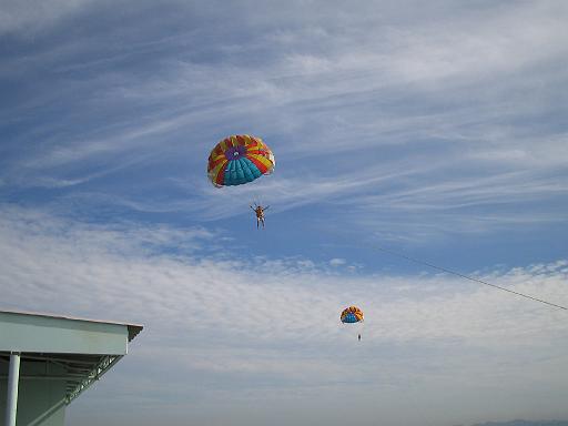 2004-07-10.parasailing.dan.landing.1.pattaya.th 