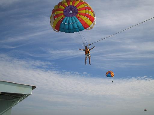 2004-07-10.parasailing.dan.landing.2.fav.pattaya.th 