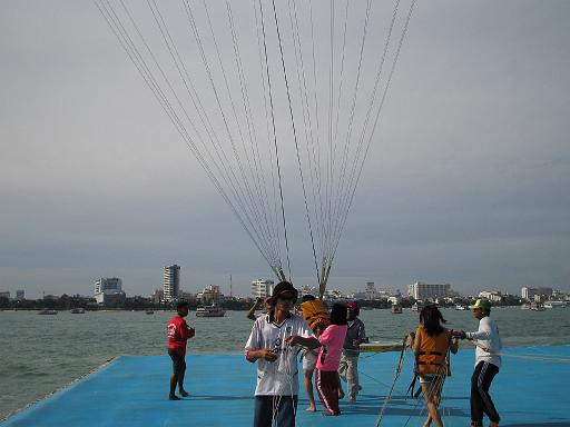 2004-07-10.parasailing.dan.landing.3.pattaya.th 