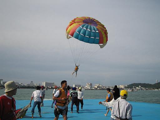 2004-07-10.parasailing.dan.takeoff.fav.pattaya.th 