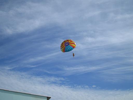 2004-07-10.parasailing.michelle.landing.1.pattaya.th 