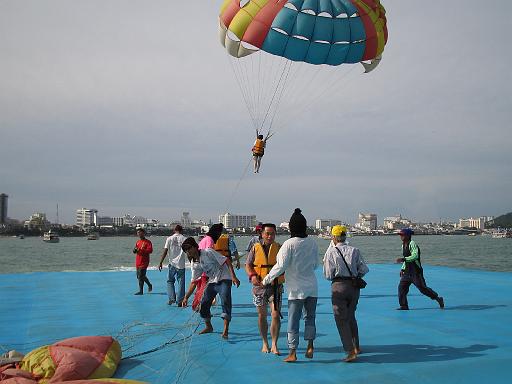 2004-07-10.parasailing.michelle.takeoff.fav.pattaya.th 