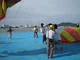 2004-07-10.parasailing.dan-michelle.walking.fav.pattaya.th.jpg