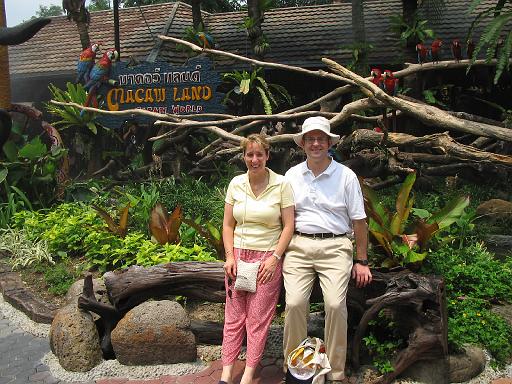 2004-07-09.safari_world.macaws.kevin-nessa-snyder.fav.bangkok.th 