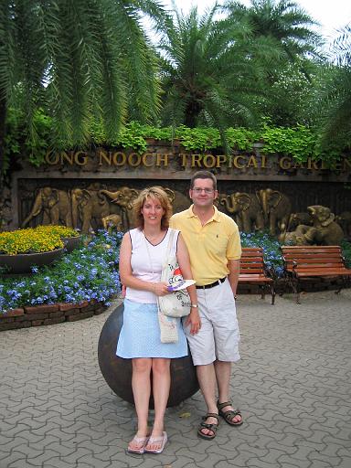 2004-07-10.tropical_gardens.kevin-nessa-snyder.fav.nong_nooch.th 