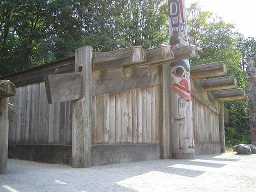 2004-07-15.anthropology_museum.house.totem_pole.1.vancouver.ca 