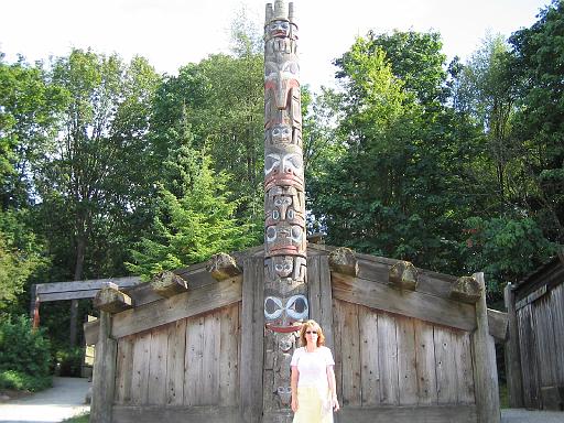 2004-07-15.anthropology_museum.house.totem_pole.small.nessa-snyder.1.vancouver.ca 