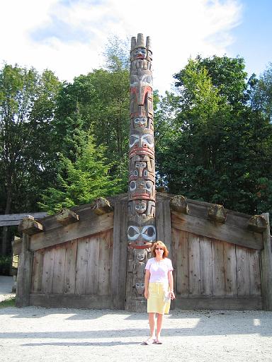2004-07-15.anthropology_museum.house.totem_pole.small.nessa-snyder.2.vancouver.ca 