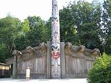 2004-07-15.anthropology_museum.house.totem_pole.nessa-snyder.1.vancouver.ca.jpg